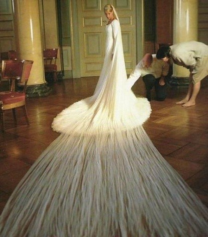 Với chiếc váy có khăn choàng dài thế này, chắc hẳn cô dâu sẽ cực kỳ ấn tượng khi bước lên lễ đài